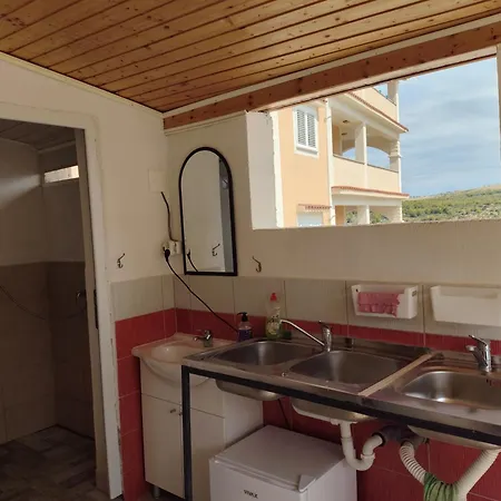 Camper With Private Toilet And Kitchen 3 * Grebaštica