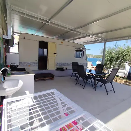 Camper With Private Toilet And Kitchen 3 Appartement Grebaštica